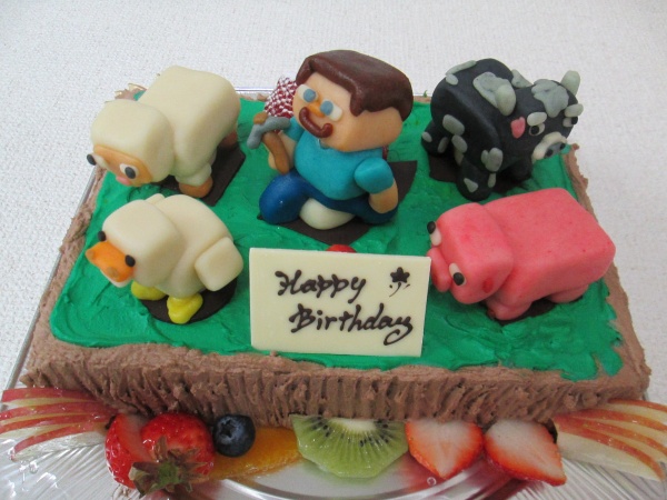 バースデーケーキに 草原イメージケーキにマインクラフトのキャラクターを立体でトッピング 大阪市東住吉区 パティスリーデコ