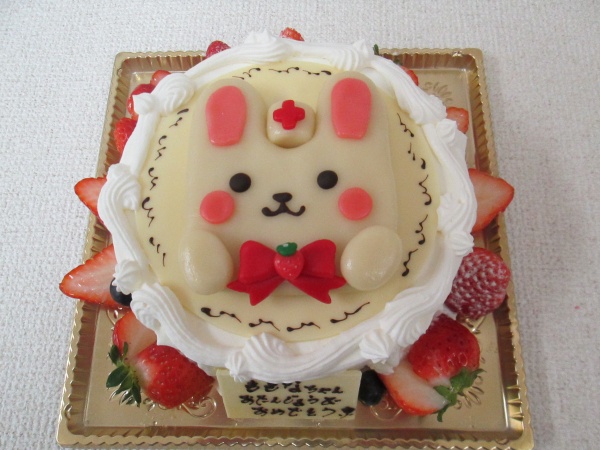 バースデーケーキに メルちゃんの救急車のうさぎちゃんを半立体でケーキにトッピング 大阪市東住吉区 パティスリーデコ