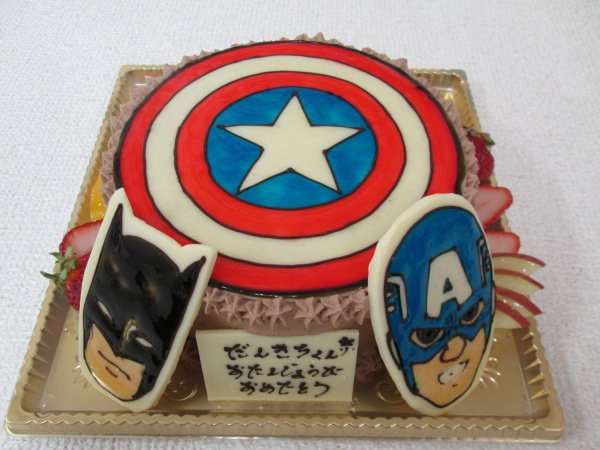 バースデーケーキに キャプテンアメリカとバットマンとロゴをプレートでトッピング 大阪市東住吉区 パティスリーデコ