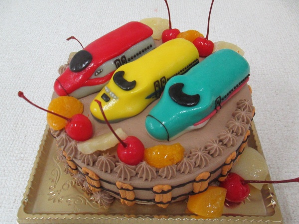 通販ケーキで 新幹線のはやぶさ こまち ドクターイエローを立体でトッピング 大阪市東住吉区 パティスリーデコ