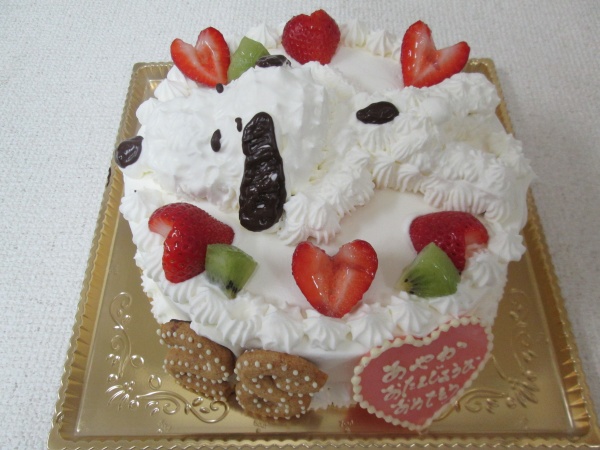 バースデーケーキに スヌーピーの全身うつ伏せポースをケーキに絞り仕上げで 大阪市東住吉区 パティスリーデコ