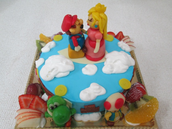 バースデーケーキに マリオとピーチ姫を立体で 側面にキノコやコインも付けて 大阪市東住吉区 パティスリーデコ