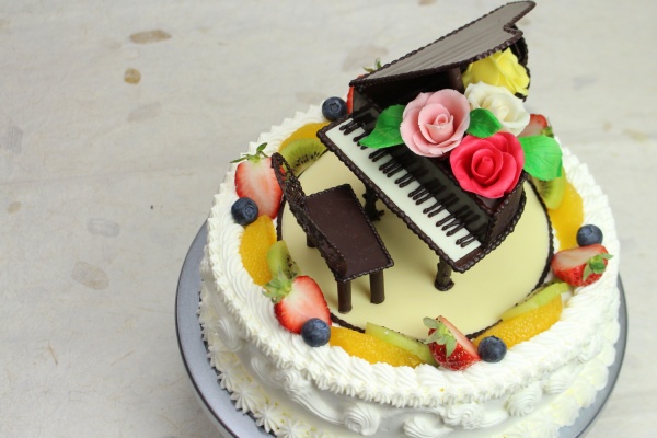 チョコレートで作ったピアノです ケーキに豪華にトッピングできます 大阪市東住吉区 パティスリーデコ