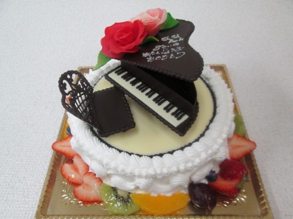 バースデーケーキに 当店オリジナルのピアノの立体をケーキにトッピング 大阪市東住吉区 パティスリーデコ