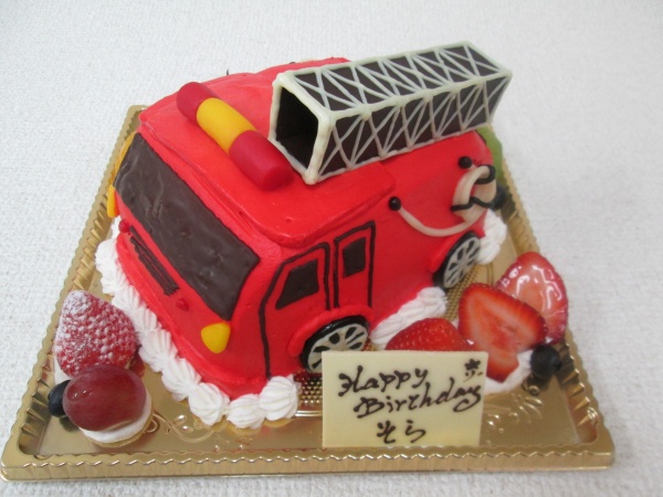 バースデーケーキに 消防車のはしご車を立体形ケーキで 大阪市東住吉区 パティスリーデコ