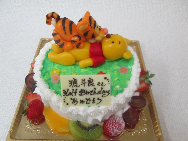 バースデーケーキに プーさんとディガーを立体でトッピング 大阪市東住吉区 パティスリーデコ