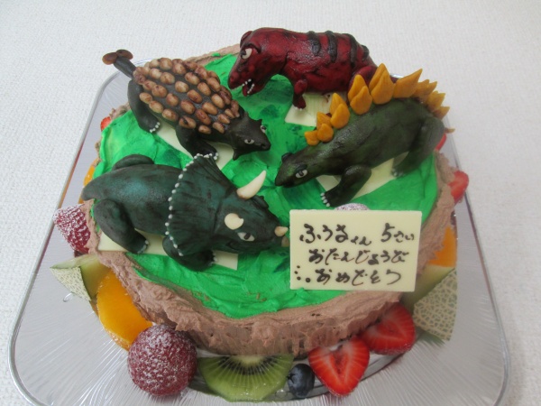 バースデーケーキに 恐竜4体を立体でケーキにトッピング 大阪市東住吉区 パティスリーデコ
