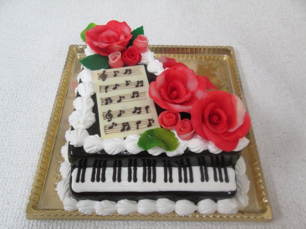 通販ケーキで ピアノの立体形ケーキに 楽譜とバラの花を立体でトッピング 大阪市東住吉区 パティスリーデコ