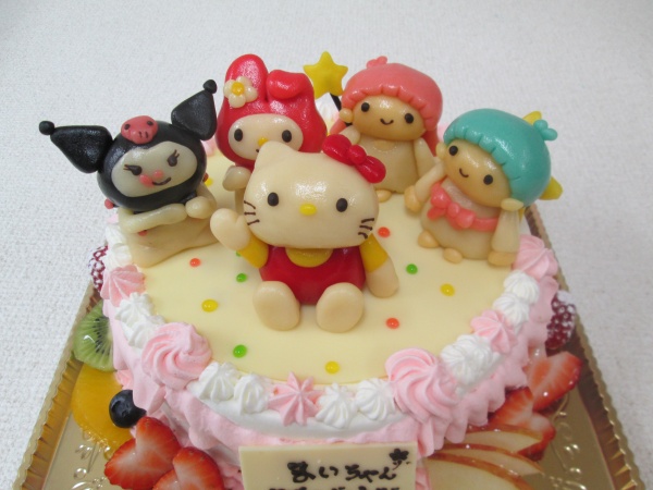 バースデーケーキに キティちゃん キキララ マイメロ クロミを立体でトッピング 大阪市東住吉区 パティスリーデコ