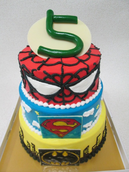 バースデーケーキに スパイダーマンとスーパーマンとバットマンイメージの3段ケーキで 大阪市東住吉区 パティスリーデコ