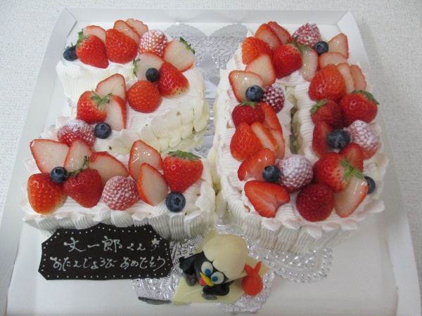 バースデーケーキに 2と0の数字形ケーキに アニメのカリメロを立体で 大阪市東住吉区 パティスリーデコ