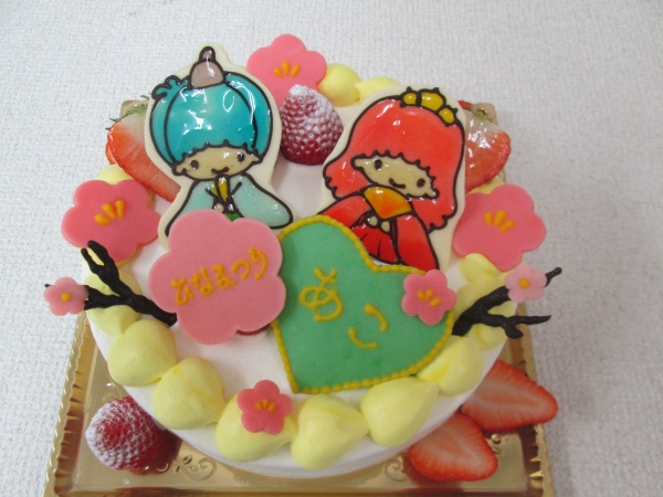 ひな祭りケーキに キキララちゃんをおひなさま風プレートでお花を散らしたひなケーキで 大阪市東住吉区 パティスリーデコ