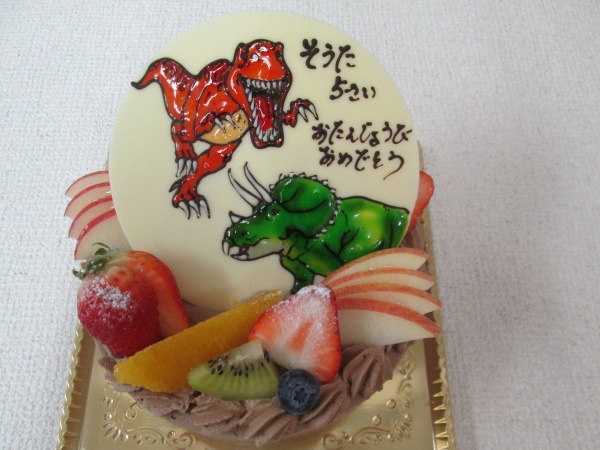 バースデーケーキに 恐竜ティラノザウルスとトリケラトプスをプレートでトッピング 大阪市東住吉区 パティスリーデコ