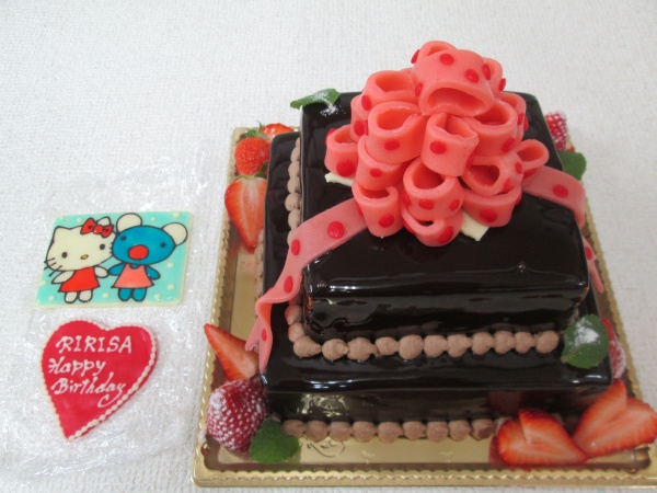 バースデーケーキに 2段スクエアのチョコグラサージュケーキにリボンデコをトッピング 大阪市東住吉区 パティスリーデコ