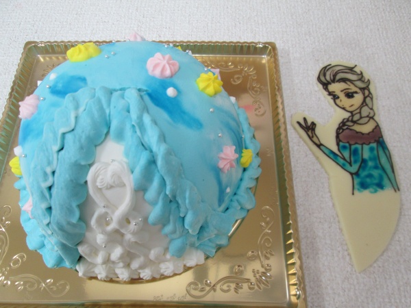 通販ケーキで エルサのドレス形ケーキにエルサの型抜きプレートを刺して 大阪市東住吉区 パティスリーデコ