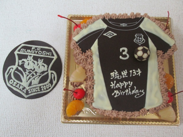 通販ケーキで ご指定のユニフォーム形のケーキに ロゴプレートとサッカーボールを立体で 大阪市東住吉区 パティスリーデコ