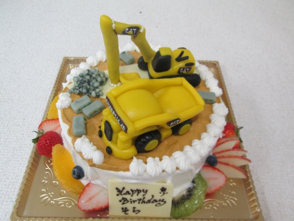 バースデーケーキで 工事現場風のケーキにショベルカーを立体でトッピング 大阪市東住吉区 パティスリーデコ