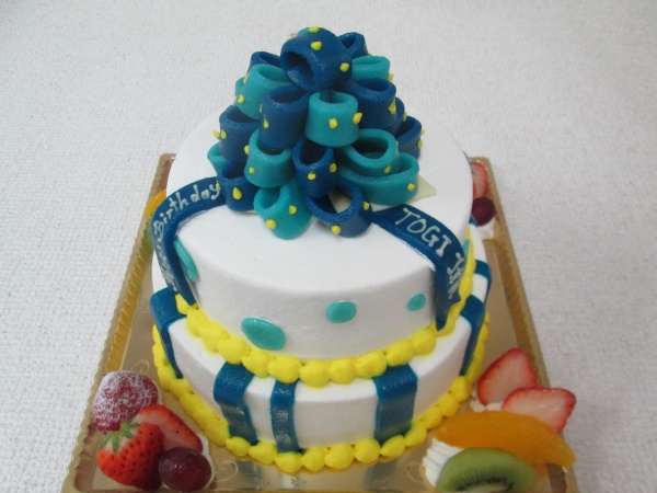 ２段ケーキで青と水色のストライプと水玉デザインケーキにリボンデコをトッピング 大阪市東住吉区 パティスリーデコ