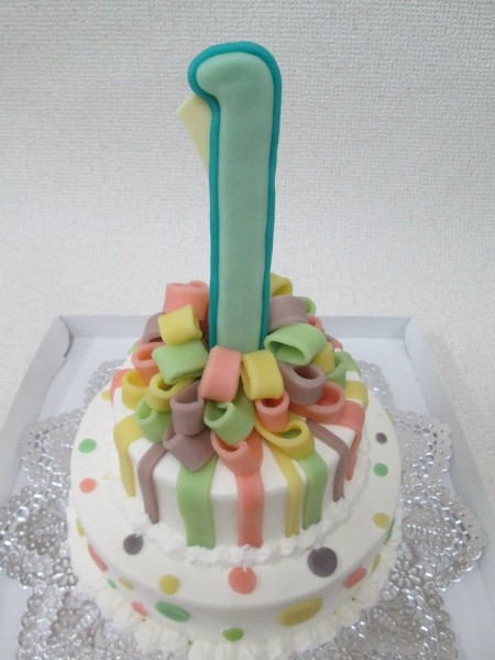 バースデーケーキに 2段ケーキにパステル色のストライプと水玉ケーキに数字の1を乗せて 大阪市東住吉区 パティスリーデコ