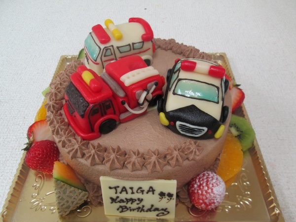 バースデーケーキに 消防車と救急車とパトカーを立体でトッピング 大阪市東住吉区 パティスリーデコ