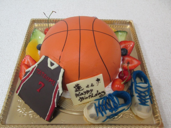 バースデーケーキに バスケットボール立体形ケーキに ご指定のユニフォームとシューズを立体で 大阪市東住吉区 パティスリーデコ