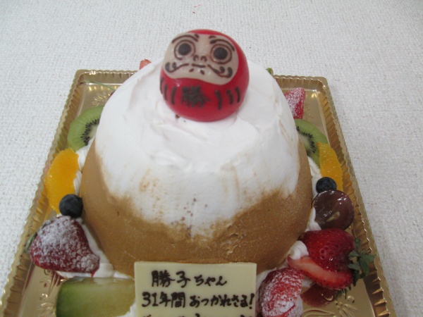 お祝いのケーキに 山形ケーキの上にだるまを立体でトッピング 大阪市東住吉区 パティスリーデコ