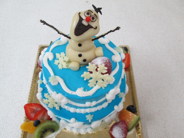 バースデーケーキに ブルーの2段ケーキに雪の結晶とオラフを立体でトッピング 大阪市東住吉区 パティスリーデコ