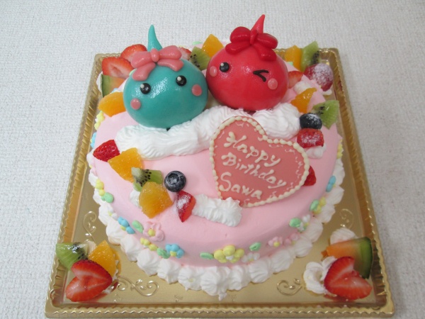 バースデーケーキに ピンクナッペに小花模様絞り仕上げで ほっぺちゃん2体を立体でトッピング 大阪市東住吉区 パティスリーデコ