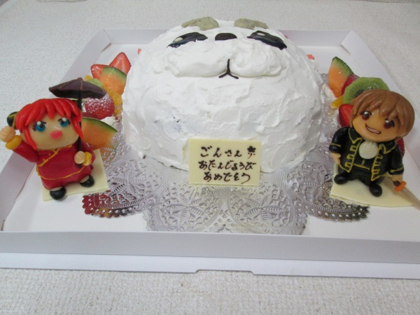 バースデーケーキに アニメ銀魂の犬の定春を立体形ケーキで 神楽と沖田を立体でトッピング 大阪市東住吉区 パティスリーデコ