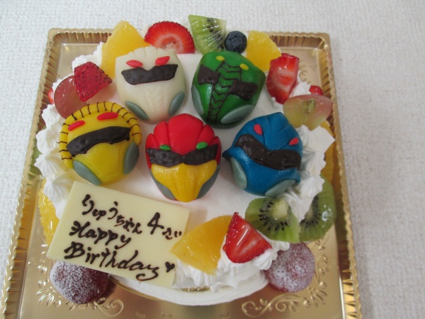 バースデーケーキに ジュウオウジャーをツムツム風に顔を立体でトッピング 大阪市東住吉区 パティスリーデコ