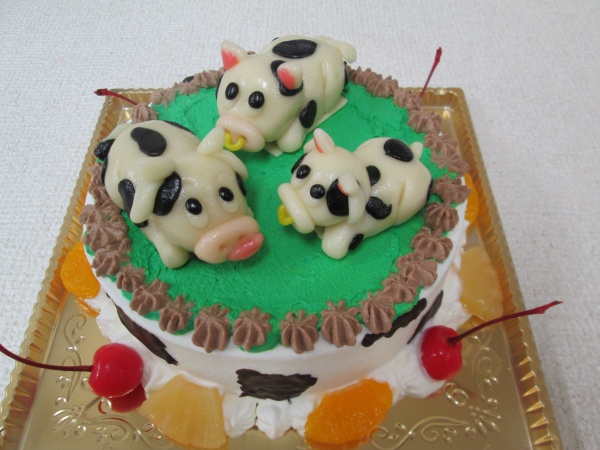 通販ケーキで 牛模様と牧場イメージケーキに牛を3頭立体でトッピング 大阪市東住吉区 パティスリーデコ