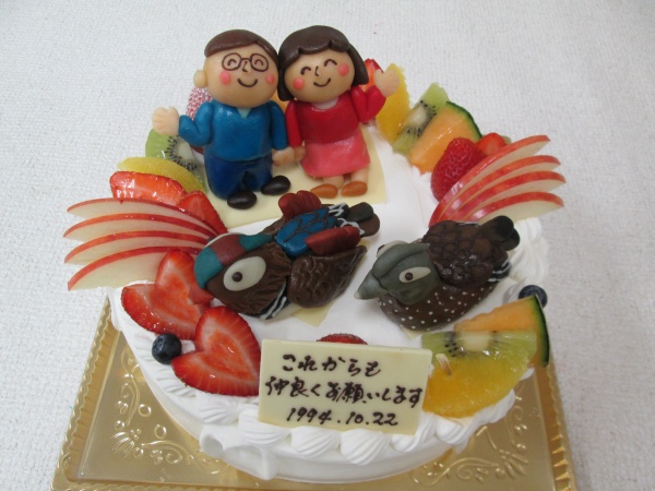 記念日のパーティーケーキに イラストの2人とオシドリを立体でトッピング 大阪市東住吉区 パティスリーデコ