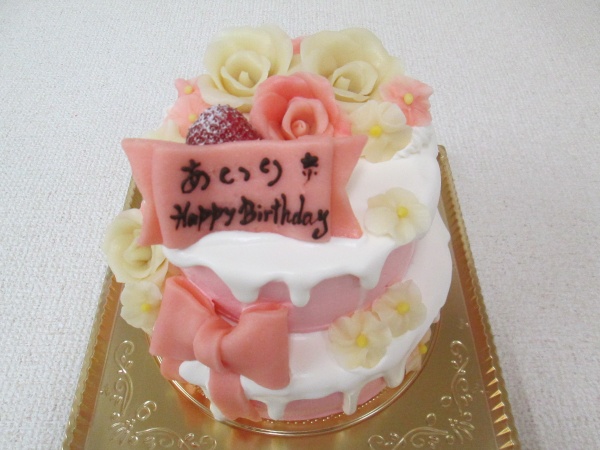 バースデーケーキに 花とリボンをトッピングした2段のご指定のデザインケーキで 大阪市東住吉区 パティスリーデコ