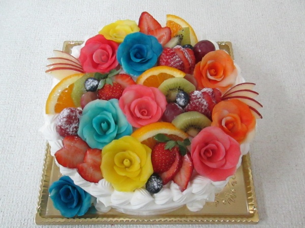 バースデーケーキに ケーキ全体にバラとフルーツで彩りよくデコレーション 大阪市東住吉区 パティスリーデコ