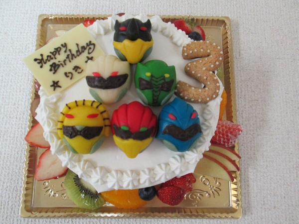 バースデーケーキに ジュウオウジャーの顔を立体でトッピング 大阪市東住吉区 パティスリーデコ