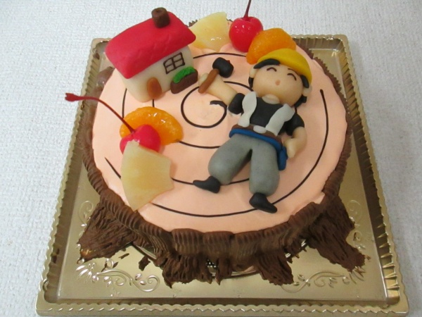 通販ケーキで 切り株立体形ケーキに 大工さんと家を立体でトッピング 大阪市東住吉区 パティスリーデコ