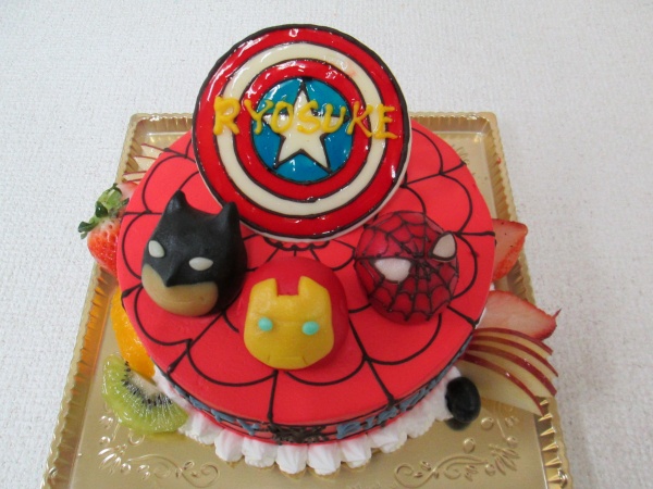 バースデーケーキに キャプテンアメリカのロゴプレートとスパイダーマンとバットマンを立体で 大阪市東住吉区 パティスリーデコ