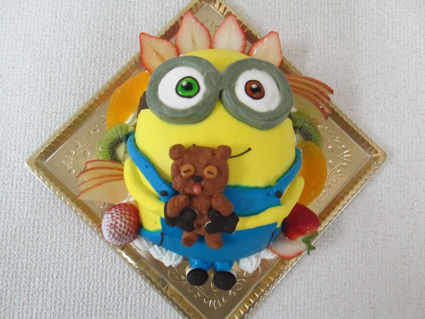 バースデーケーキに クマのぬいぐるみを持つミニオンのボブを立体形ケーキで 大阪市東住吉区 パティスリーデコ