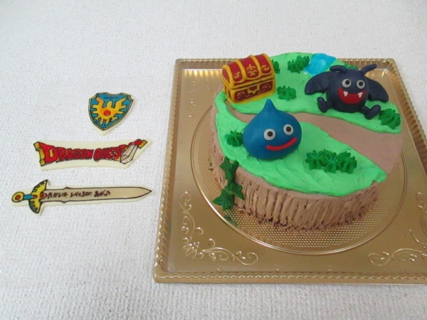 通販ケーキで ご指定イメージケーキにドラゴンクエストのキャラを立体とプレートで 大阪市東住吉区 パティスリーデコ