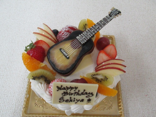 バースデーケーキに ご指定のアコースティックギターを立体でトッピング 大阪市東住吉区 パティスリーデコ