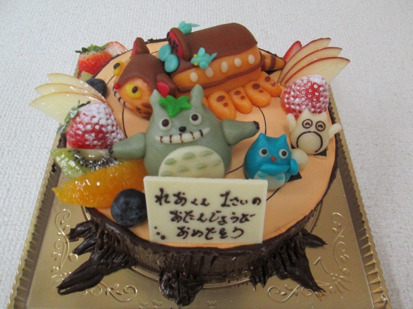 バースデーケーキに、切株形のケーキにトトロとネコバスを立体で