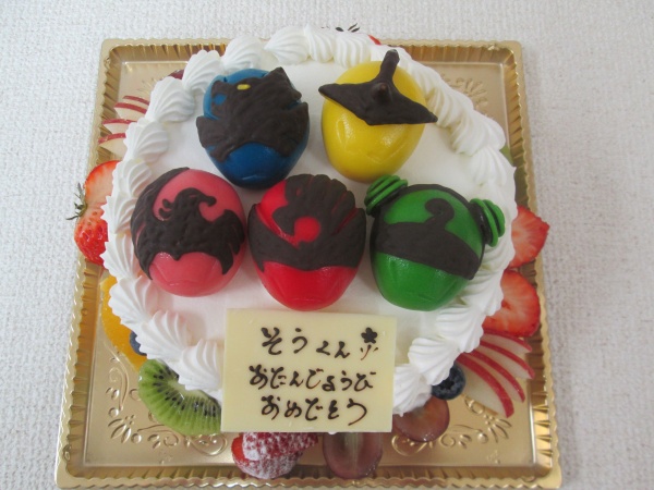 バースデーケーキに キューレンジャーの5体の顔を立体でトッピング 大阪市東住吉区 パティスリーデコ