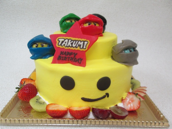 バースデーケーキに レゴブロック形の２段ケーキにレゴニンジャゴーの顔を立体でトッピング 大阪市東住吉区 パティスリーデコ