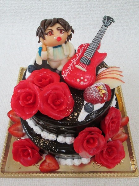 バースデーケーキに 2段ケーキにご指定のギターとキャラクターとバラを立体でトッピング 大阪市東住吉区 パティスリーデコ