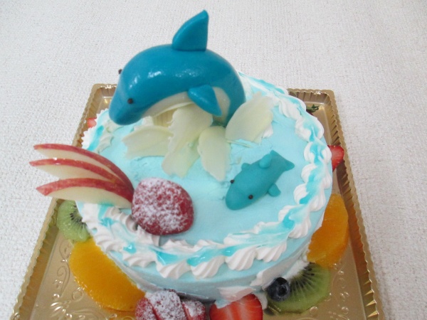 バースデーケーキに 海のイメージケーキにイルカの親子を立体でトッピング 大阪市東住吉区 パティスリーデコ