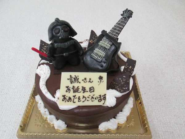 バースデーケーキに ダースベイダーと黒いギターを立体でトッピング 大阪市東住吉区 パティスリーデコ