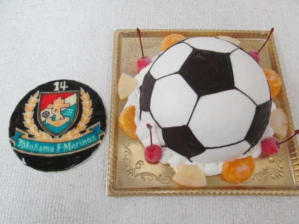 通販ケーキで サッカーボール立体形ケーキに横浜fマリノスのロゴプレート付で 大阪市東住吉区 パティスリーデコ