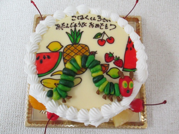 通販ケーキで いろいろなフルーツのプレートにはらぺこあおむしを立体でトッピング 大阪市東住吉区 パティスリーデコ