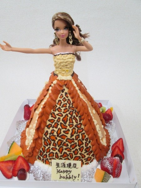 バースデーケーキに バービー人形のドレスケーキを立体形で 大人っぽく豪華に 大阪市東住吉区 パティスリーデコ