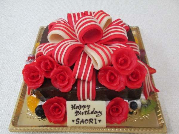 バースデーケーキに ストライプ柄のリボンデコに赤いバラを立体でトッピング 大阪市東住吉区 パティスリーデコ